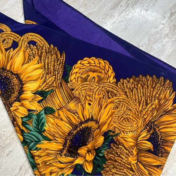 Chanel silk scarf (1970s-1980s) - Picture 8 of 8